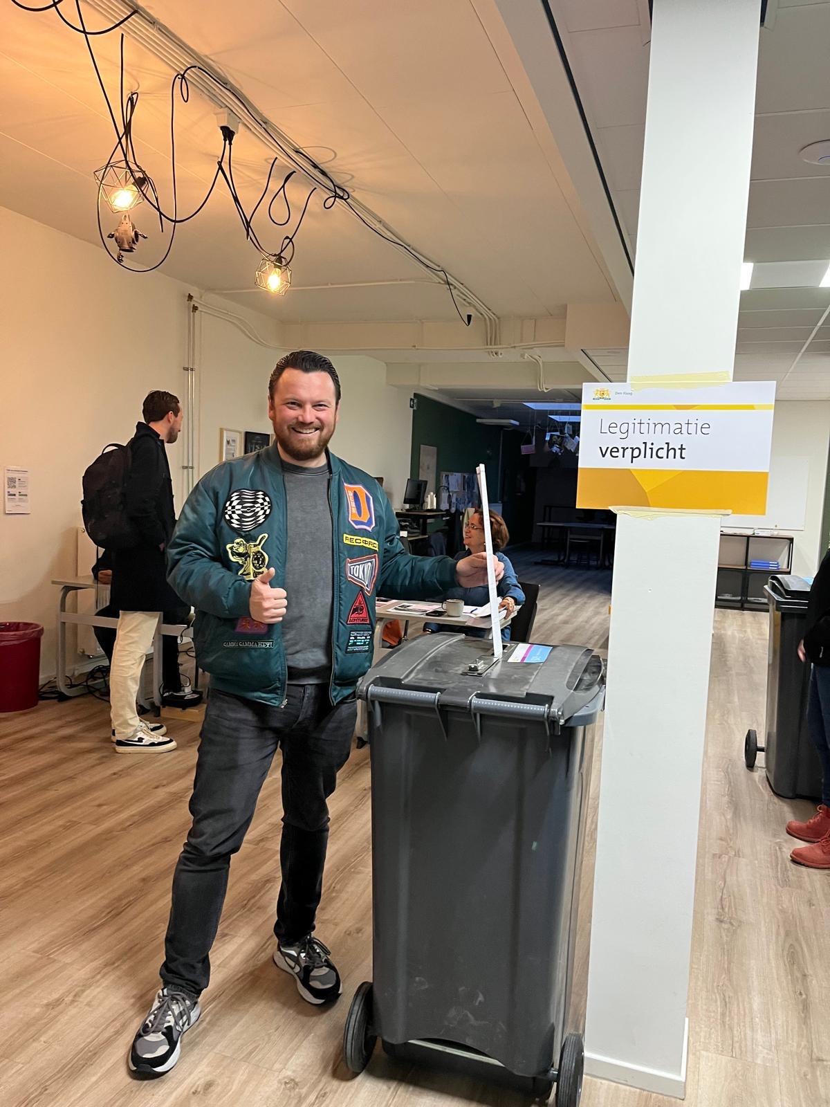 Een stembureau op het HML